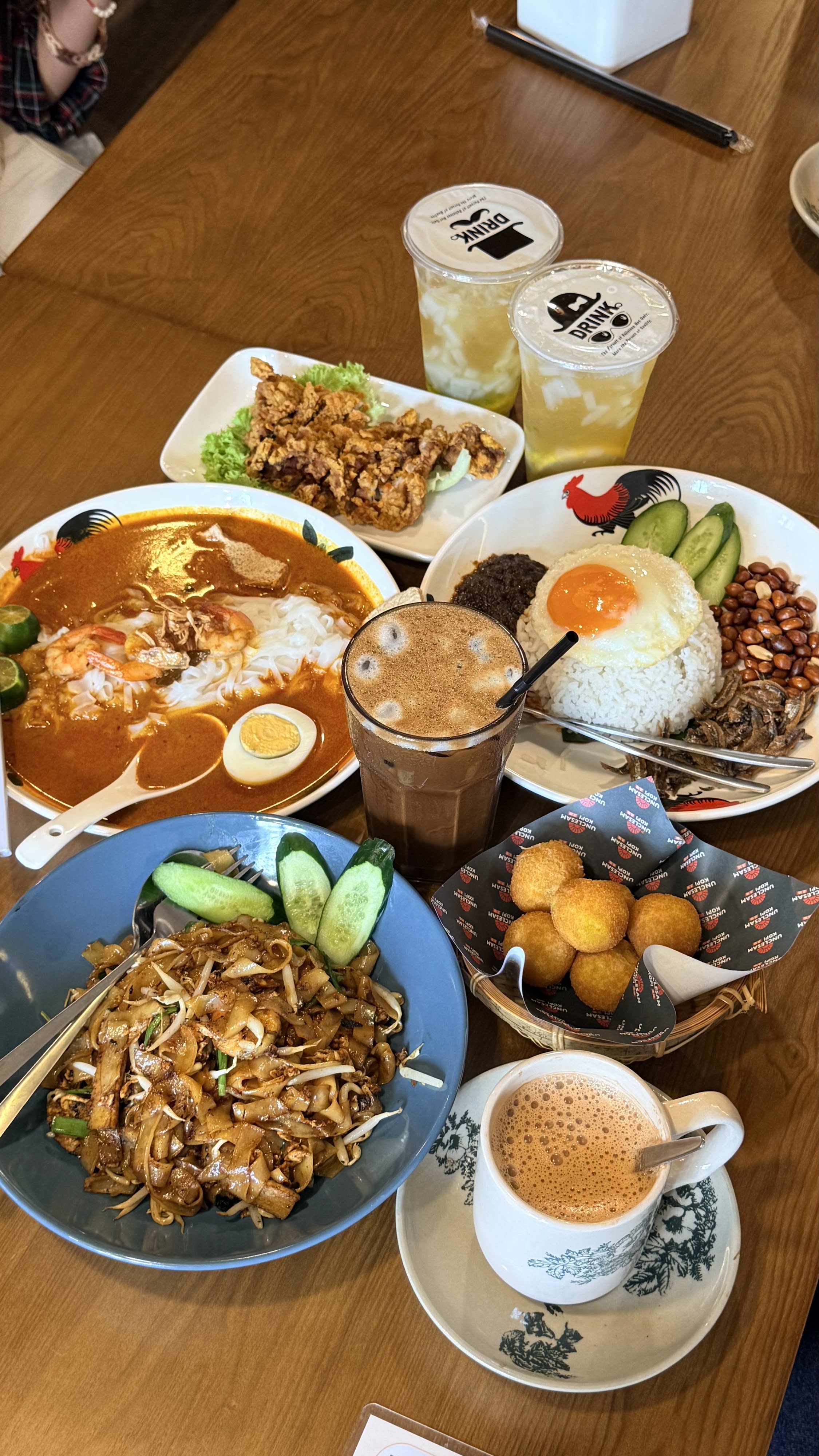 Traditional kopitiam setting and atmosphere